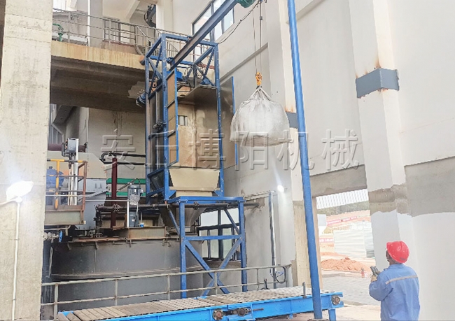氯化銨噸袋拆包機(jī)使用現(xiàn)場、安丘博陽噸袋無塵卸料機(jī)介紹