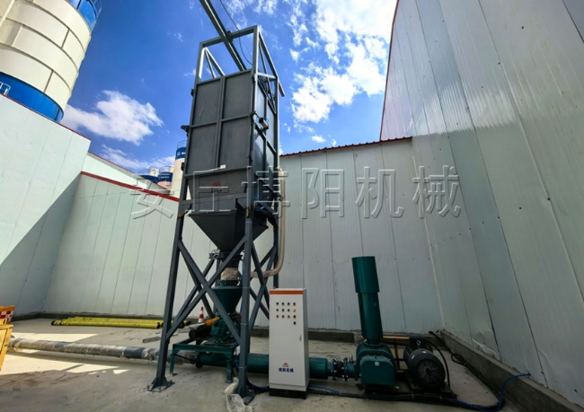 水泥噸袋拆包機(jī)安裝現(xiàn)場、山東噸包自動(dòng)破袋機(jī)介紹