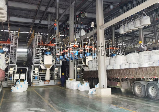 硫酸鎳全自動(dòng)噸袋破袋機(jī)  山東智能?chē)嵈鸢鼨C(jī)案例