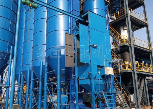 炭黑噸袋拆包機使用現(xiàn)場   山東噸包破袋機優(yōu)勢